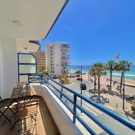 Con Bonitas Vistas Al Mar En La Playa Arenal